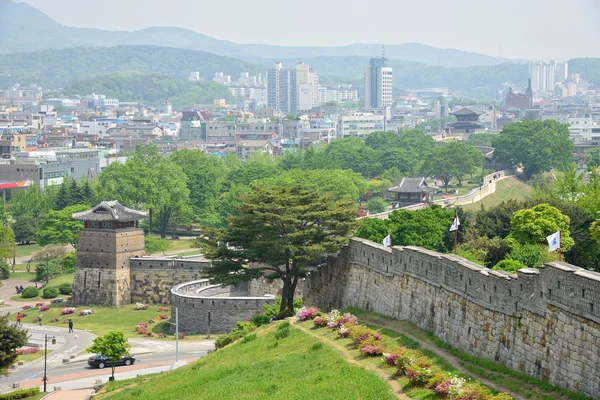 Suwon, Korea - 02 maja 2014: Suwon Hwaseong i Suwon city — Zdjęcie stockowe