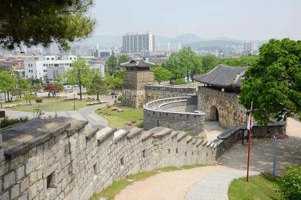 SUWON, COREA - 02 MAGGIO 2014: Porta Ovest di Suwon Hwaseong — Foto Stock