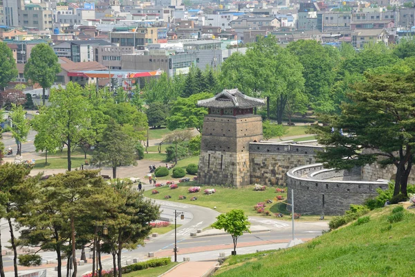 SUWON, KOREA - 02 de maio de 2014: Torre de Observação Noroeste de Suw — Fotografia de Stock