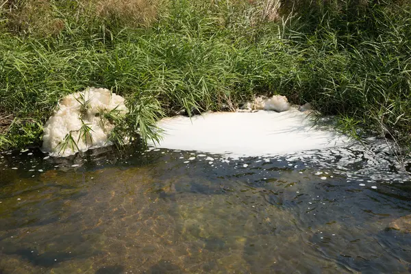 Primer plano del agua contaminada —  Fotos de Stock