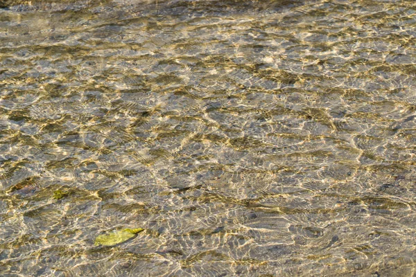 Textura del fondo del río con olas en aguas poco profundas —  Fotos de Stock