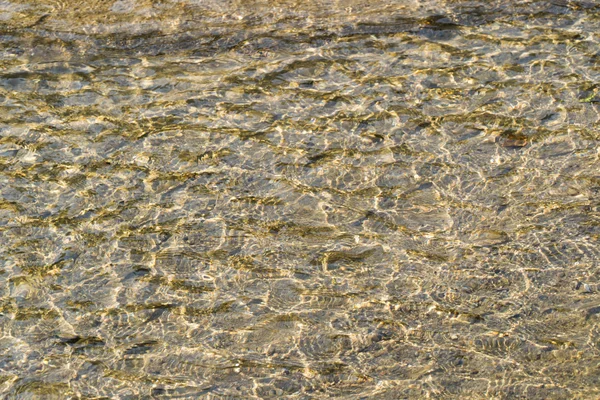 Textura del fondo del río con olas en aguas poco profundas —  Fotos de Stock