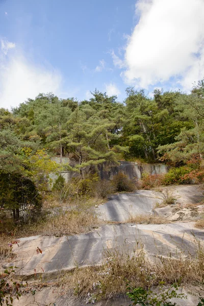 Énorme rocher dans une montagne — Photo