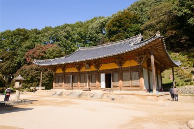 Yeongju, Kore - 15 Ekim 2014: Muryangsujeon Hall otobüs