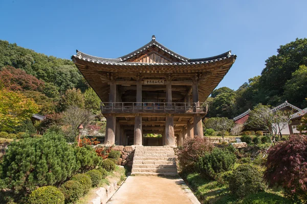 Ёнджу, Корея - 15 октября 2014 года: Беомджонгру в храме Бусеокса — стоковое фото