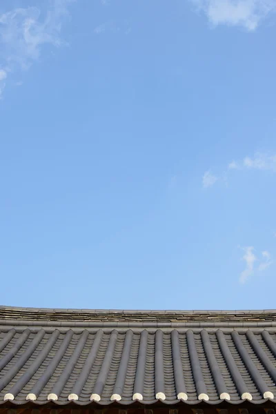 Betegeld dak van de Koreaanse traditionele architectuur — Stockfoto