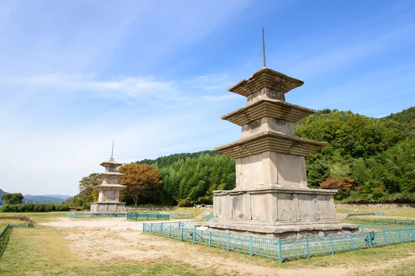 Dois pagode de pedra de três andares no site da Gameunsa — Fotografia de Stock
