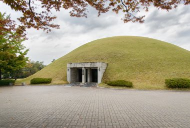 Gyeongju, Kore - 20 Ekim 2014: Cheonmachong Daereungwon içinde