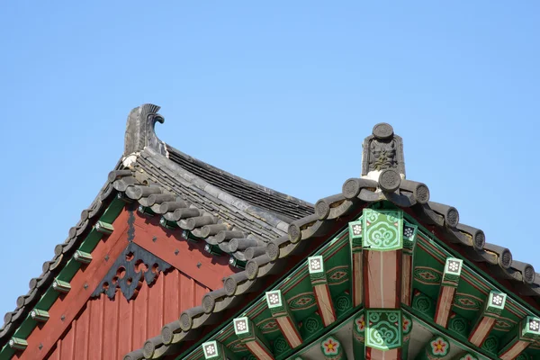 韩国庆州-2014 年 10 月 18 日: 池谧，装饰屋顶结束 t — 图库照片