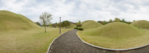 GYEONGJU, COREA - 20 DE OCTUBRE DE 2014: Daereungwon tumbas antiguas — Foto de Stock