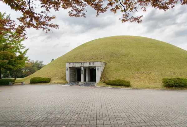 Gyeongju, Kore - 20 Ekim 2014: Cheonmachong Daereungwon içinde