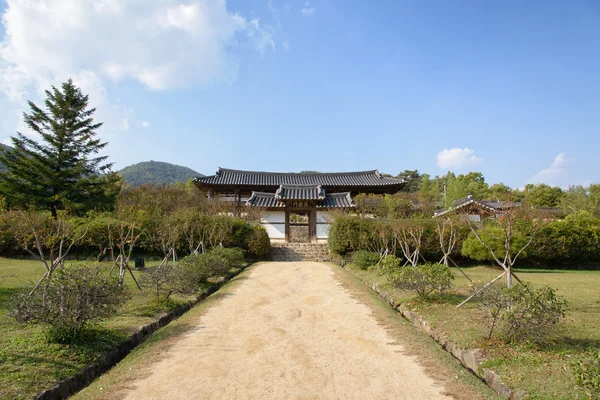 Andong, Korea - 16 oktober 2014: Ingang van Byeongsanseowon — Stockfoto