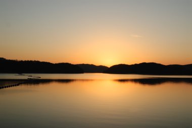 mavi ve turuncu günbatımı geçiş jinyang Gölü 