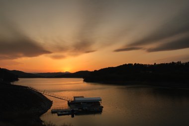 jinyang Gölü'nün bulutlu gün batımı 