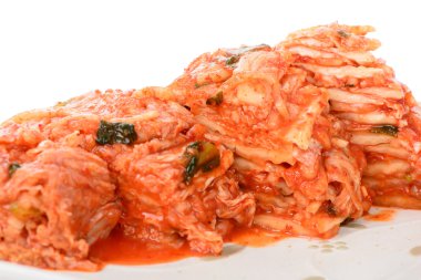 Beyaz bir plaka üzerinde düzenlenen Gimchi