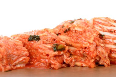 Kırmızı Gimchi bir ahşap plaka üzerinde