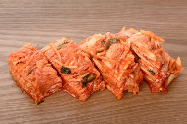 Kırmızı Gimchi bir ahşap plaka üzerinde