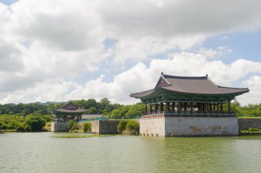 Gyeongju, Kore - 9 Ağustos 2010: Donggung ve Wolji