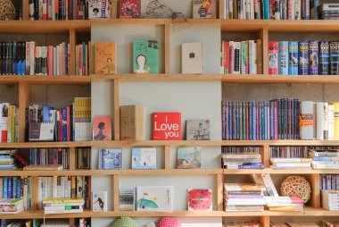 Paju, Kore - 24 Kasım 2009: bir bookcafe bookself