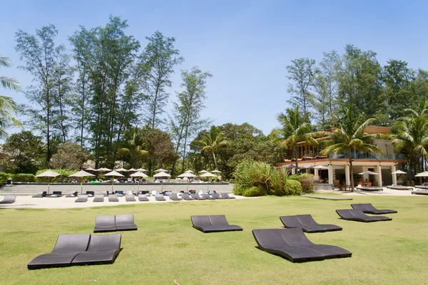 PHUKET, TAILANDIA - 05 DE AGOSTO DE 2013: piscina y bar de cócteles en Ren —  Fotos de Stock