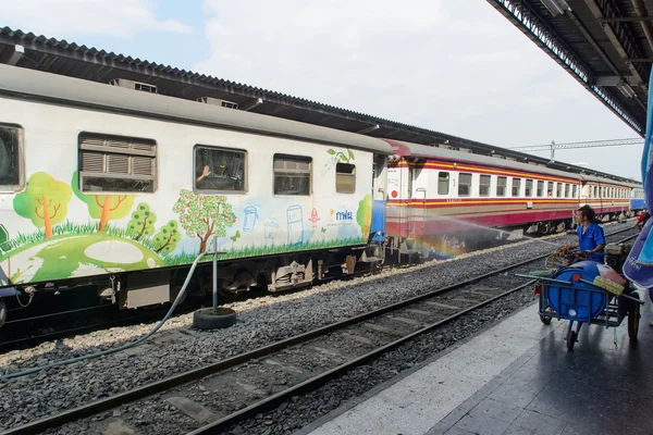 BANGKOK, TAILÂNDIA - 30 de dezembro de 2012: trem de lavagem — Fotografia de Stock