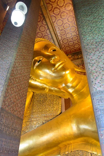 BANGKOK, TAILANDIA - 29 DE DICIEMBRE DE 2012: Buda reclinada en Wat P — Foto de Stock