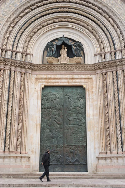 ORVIETO, ITALY - JANUARY 25, 2010: Gate of Orvieto Cathedral. — Stock Photo, Image