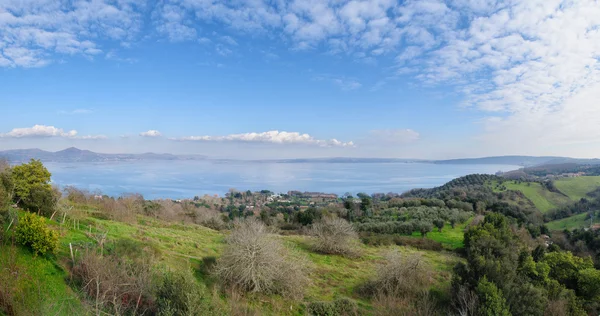 Hela utsikten över sjön Bracciano — Stockfoto