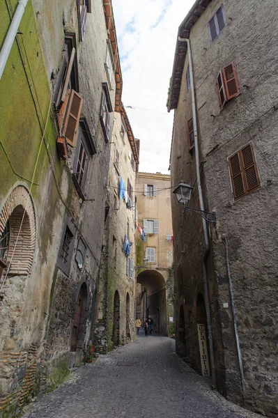 ROME, ITALY - JANUARY 20, 2010: narrow street in Bracciano — Stock Photo, Image