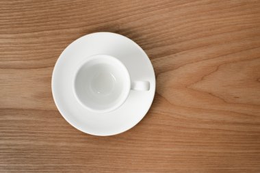 Beyaz espresso fincan bir ahşap plaka üzerinde