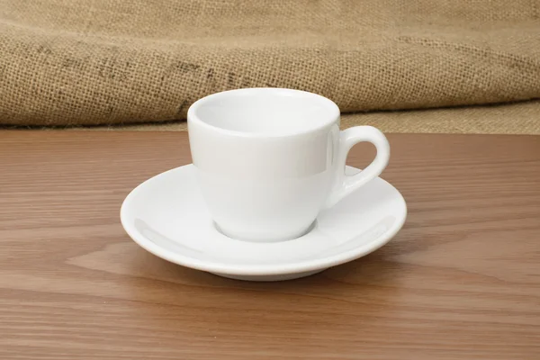 Taza de espresso blanco en un plato de madera — Foto de Stock
