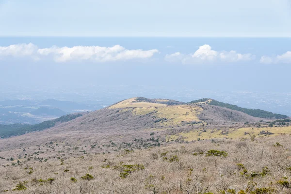 Landschaft mit Oreum am yeongsil trail course — Stockfoto