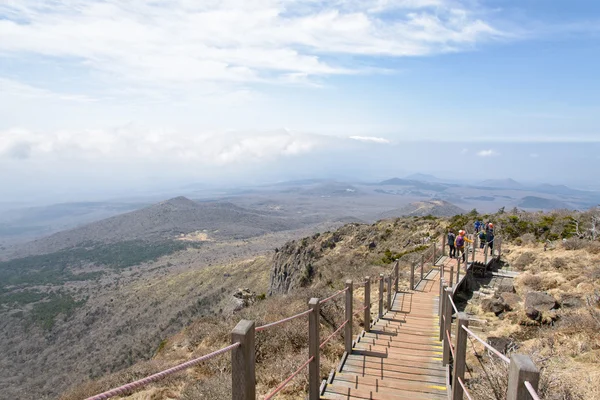 Jeju-do, Korea - 09. April 2015: Landschaft mit Oreum bei yeongsi — Stockfoto