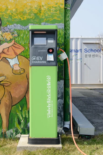 Jeju-do, Korea - 10. April 2015: Ladestation für Elektroautos — Stockfoto