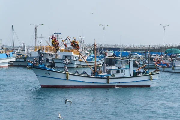 Jeju-do, Corea - 10 de abril de 2015: barco pesquero en el Moseulpo —  Fotos de Stock