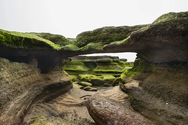 Jeju Gwangchigi Beach'te kayalara — Stok fotoğraf