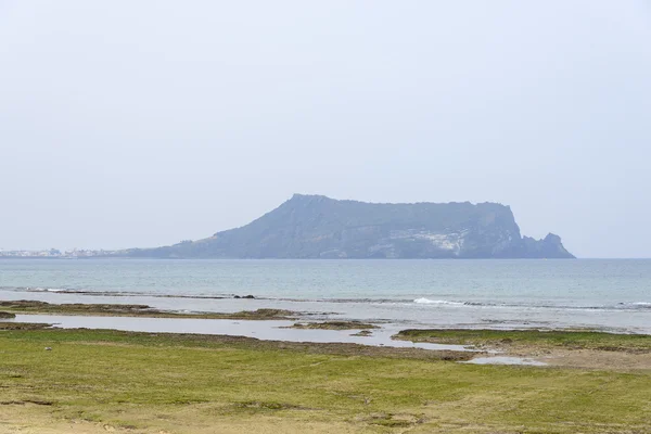 Landscape of Gwangchigi beach with Seongsan Ilchulbong. — Stock Photo, Image