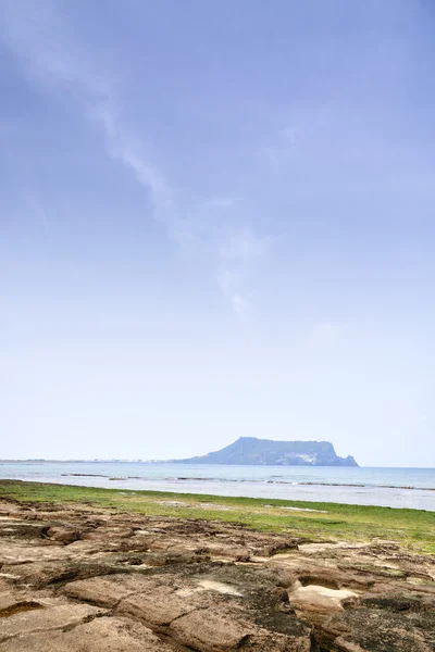 Landschap van Gwangchigi strand met Seongsan Ilchulbong. — Stockfoto