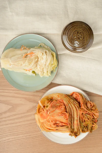 Gimchi (Kimchi) und baek-gimchi (weiße Gimchi)) — Stockfoto