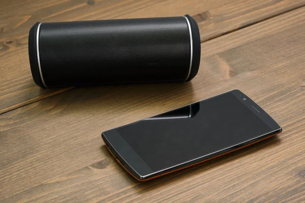 Smartphone and Wireless speaker — Stock Photo, Image