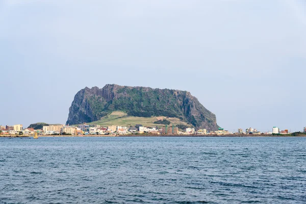 Jeju-do, Korea - April 15, 2015: Ilchulbong and Seongsan-eup — Stock Photo, Image