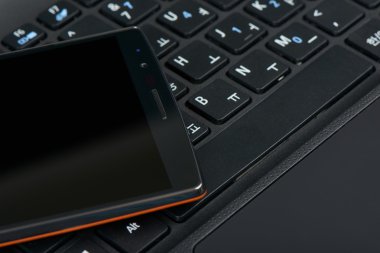 laptop tuş takımındaki Smartphone