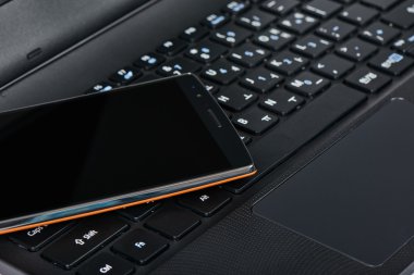 laptop tuş takımındaki Smartphone