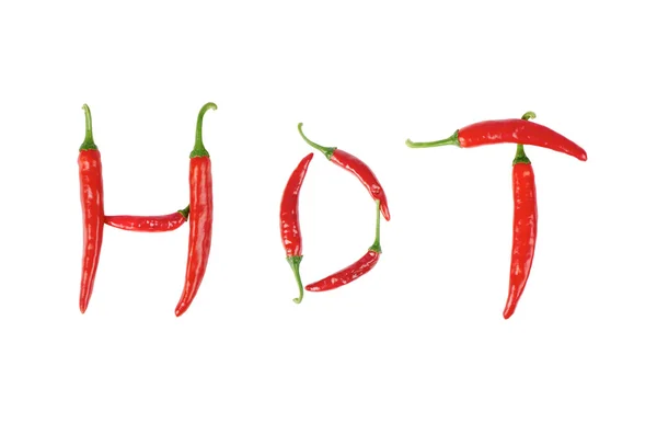 Текст "HOT" в красном перце чили — стоковое фото
