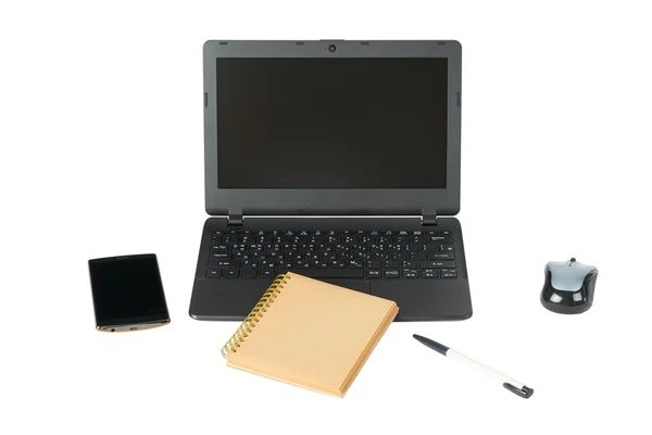 Смартфон, ноутбук и записка с шариковой ручкой — стоковое фото