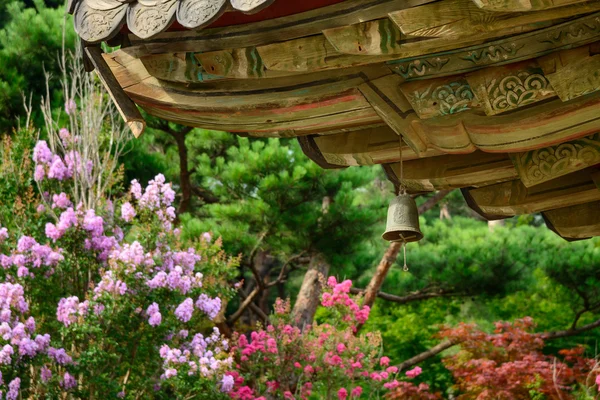 Wind chime under takfoten — Stockfoto