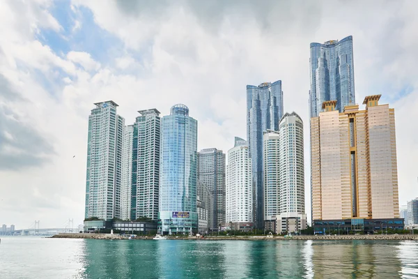 Busan, Korea - 19 Eylül 2015: Deniz City'deki binalar