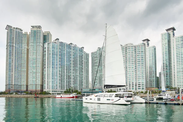 Busan, Korea - September 19, 2015: Marine City with Yacht — Φωτογραφία Αρχείου