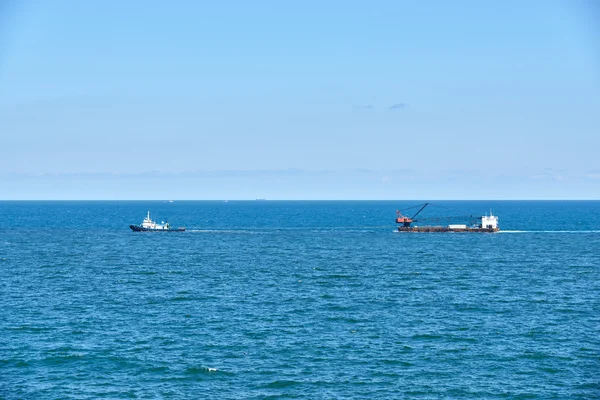 Remolcador y grúa flotante — Foto de Stock