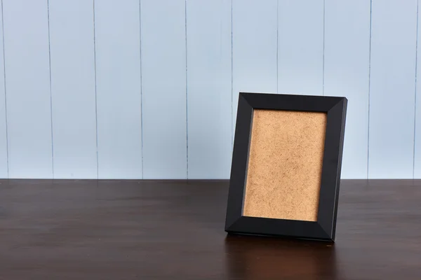 Zwart frame op een houten tafel — Stockfoto